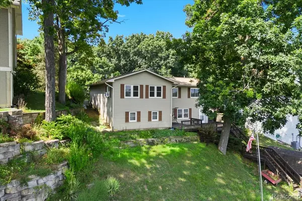 978 Ridge Court, Chelsea, MI 48118