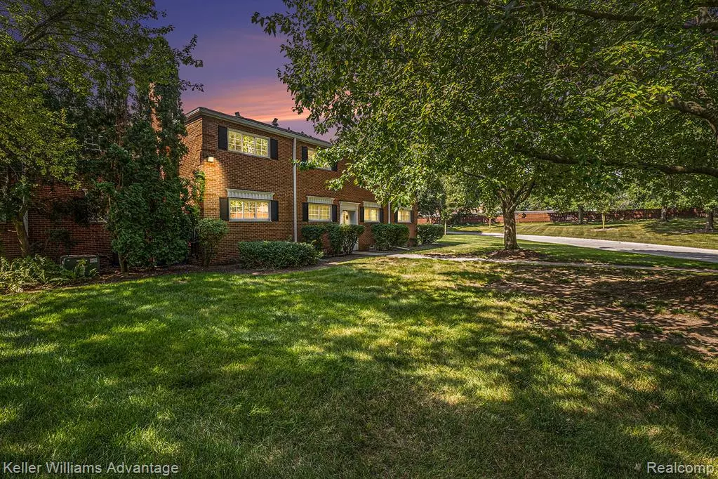Bloomfield Hills, MI 48304,670 E Fox Hills Drive