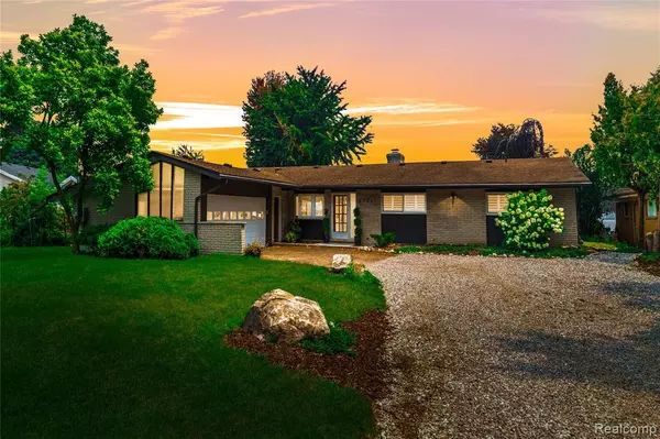 Grosse Ile Twp, MI 48138,27607 ELBA Drive