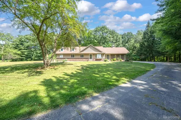 940 W Predmore Road, Oakland Twp, MI 48363