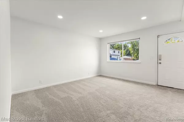 Hazel Park, MI 48030,27 W Garfield Avenue