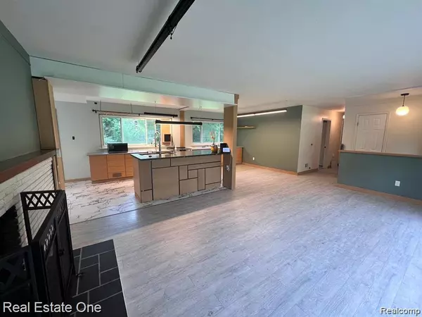 Farmington Hills, MI 48334,28423 Cumberland Drive