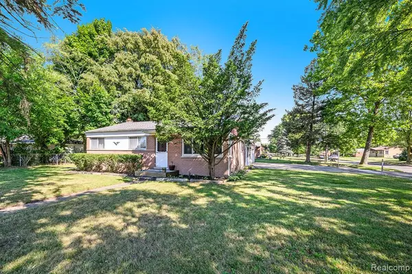 6100 Williams Lake Rd, Waterford Twp, MI 48329