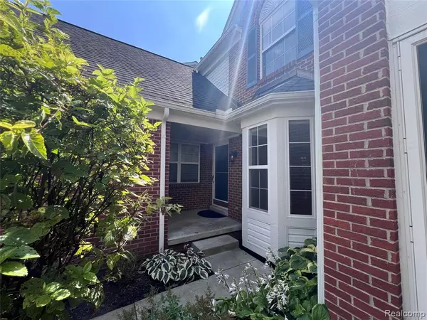 654 Chestnut Drive, Wixom, MI 48393