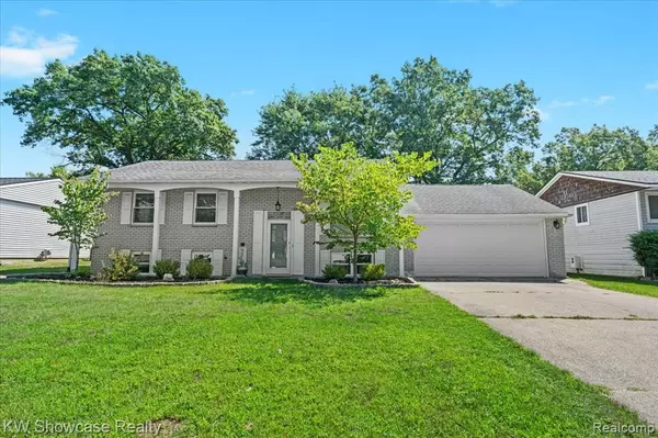 2370 Roselawn Street, Wolverine Lake Vlg, MI 48390