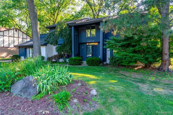 28920 Appleblossom Lane, Farmington, MI 48331