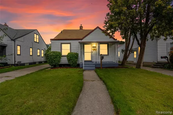8111 Coolidge, Center Line, MI 48015