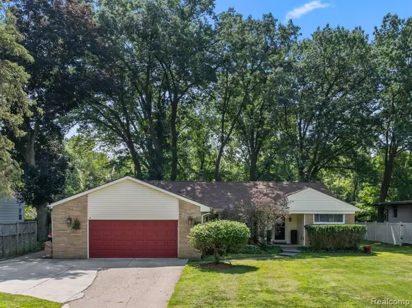 23565 S Oliver Court E, Southfield, MI 48033