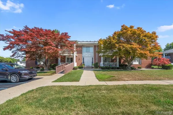 1744 Harrison Avenue C-8, Trenton, MI 48183