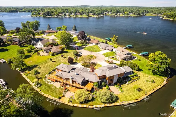 4190 AQUARINA Street, Waterford Twp, MI 48329