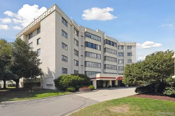 43050 12 Oaks Crescent Drive 2066, Novi, MI 48377