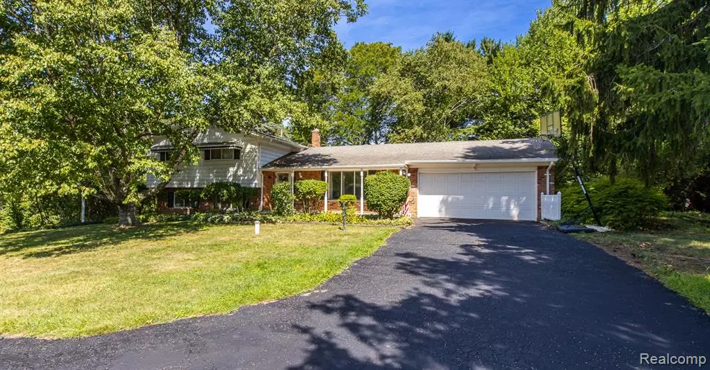 8410 Elizabeth Lake Road, White Lake Twp, MI 48386