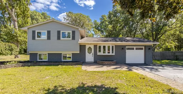 5357 Farm Road, Waterford Twp, MI 48327