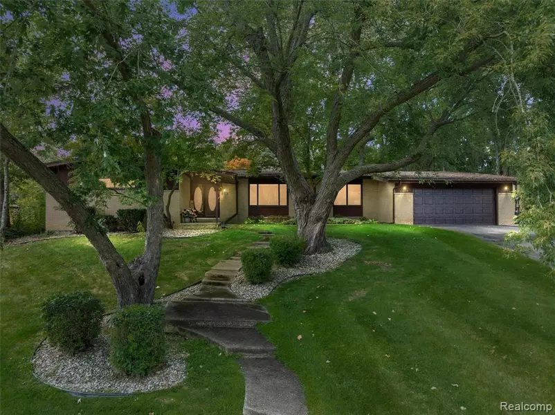 31017 Carriage Hill Road, Farmington, MI 48331