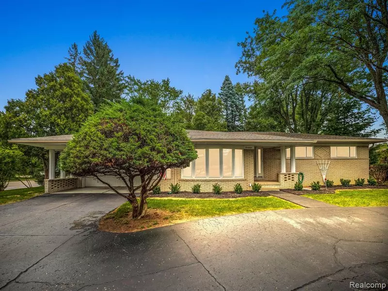 17 AVONWOOD Boulevard, Rochester Hills, MI 48309