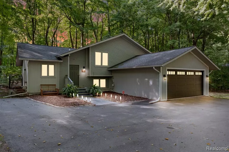 4365 Rose Court, Lake Orion Vlg, MI 48362