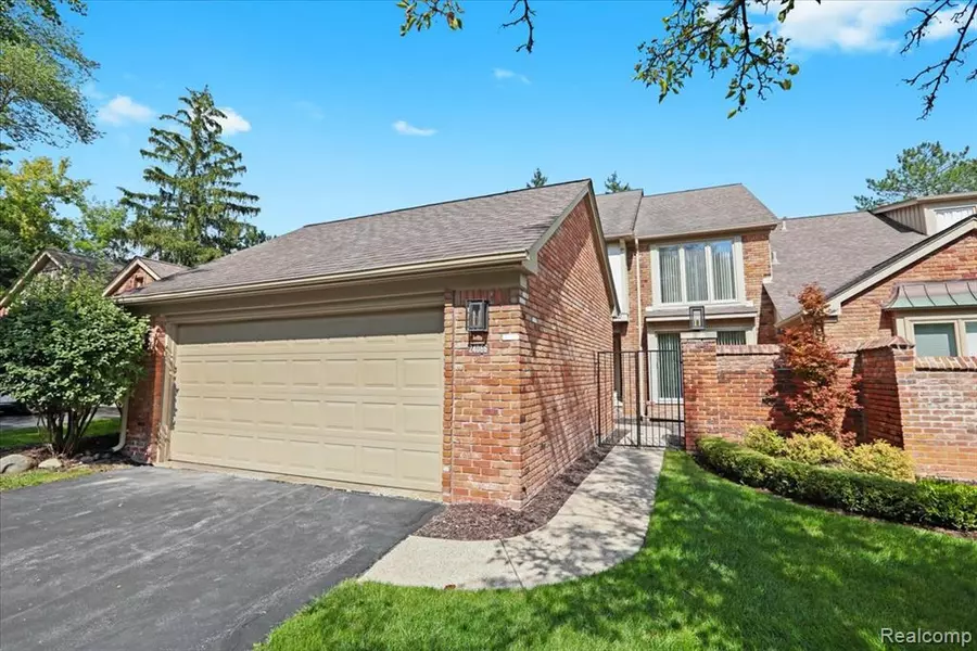 24066 Bingham Pointe Drive 11, Bingham Farms Vlg, MI 48025