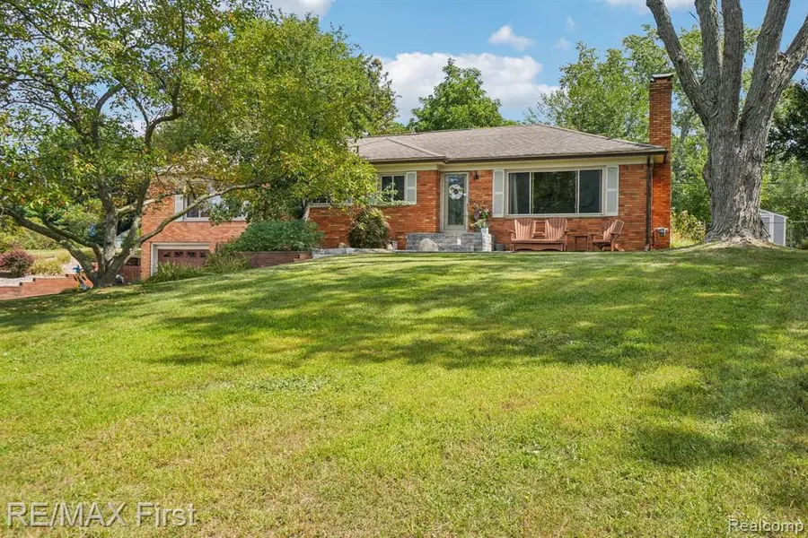 6024 Overlook, Village Of Clarkston, MI 48346