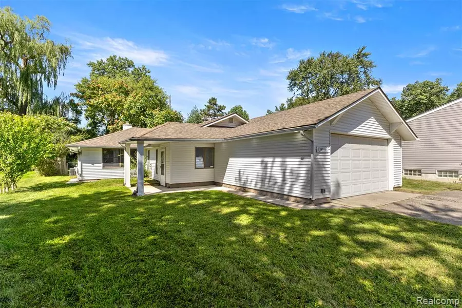 15705 GREEN LANE Avenue, Livonia, MI 48154