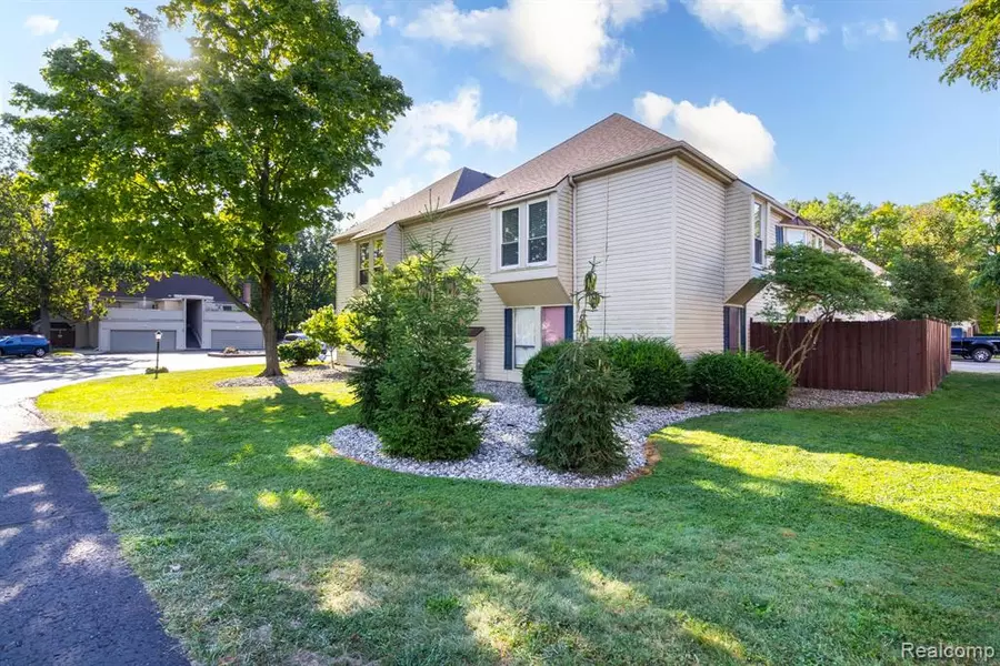 8095 Colony Drive 23, Grosse Ile Twp, MI 48138