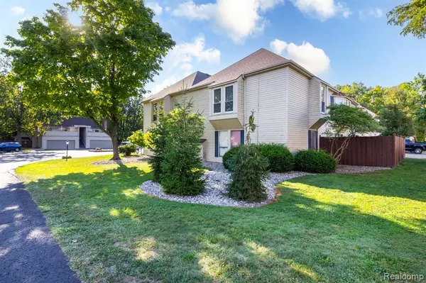 8095 Colony Drive 23, Grosse Ile Twp, MI 48138
