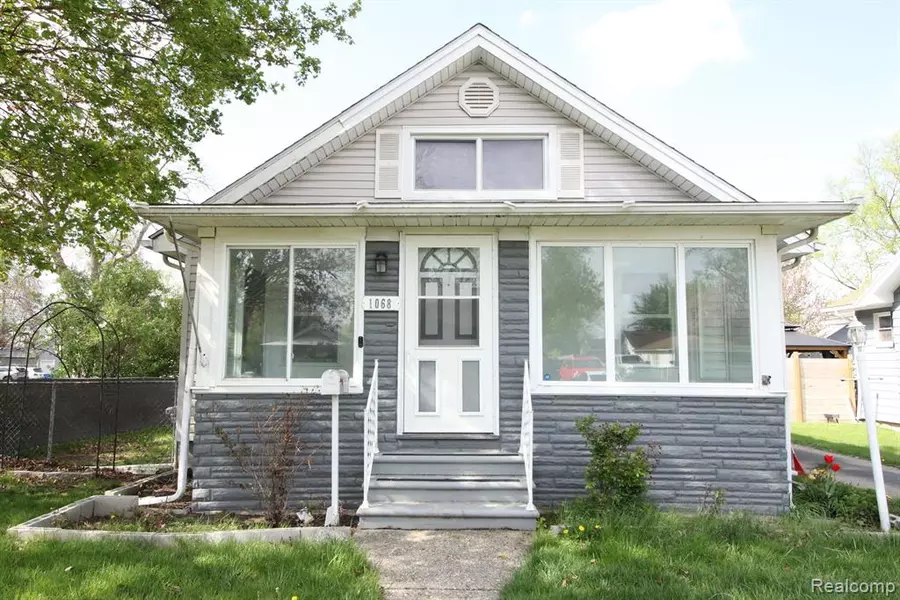 1068 LA SALLE Avenue, Waterford Twp, MI 48328