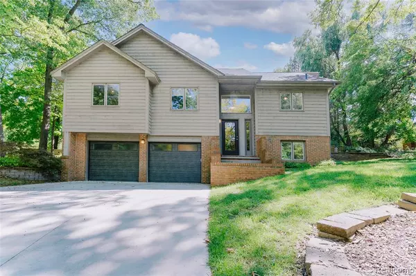 5105 Wah Ta Wah Drive, Village Of Clarkston, MI 48348