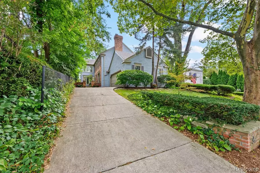 194 Charlevoix Avenue, Grosse Pointe Farms, MI 48236