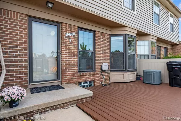 Farmington Hills, MI 48331,30998 W Country Bluff W 27 187