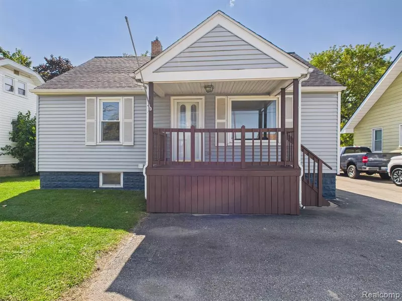 2236 E Maple Avenue, Grand Blanc, MI 48507