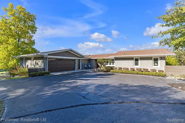 Waterford Twp, MI 48329,7660 Maceday Lake Road