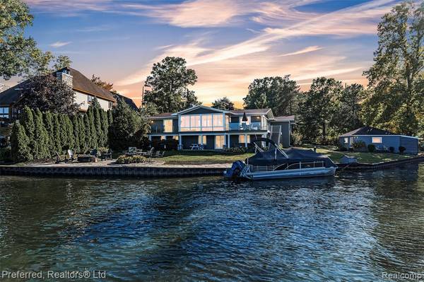 7660 Maceday Lake Road, Waterford Twp, MI 48329