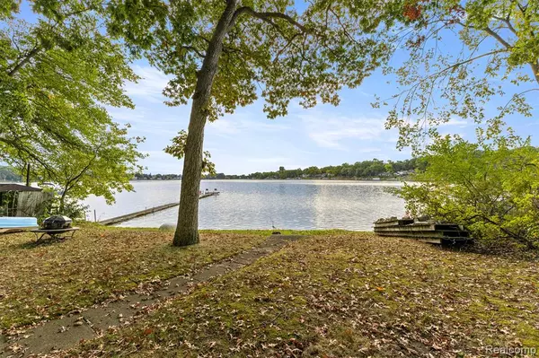 Waterford Twp, MI 48328,1691 Eason