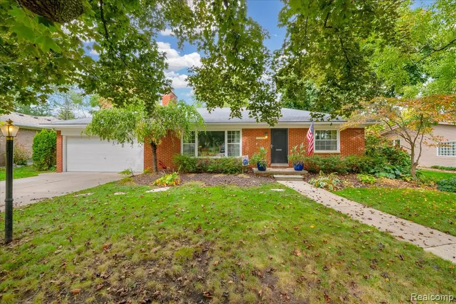 16950 Kinross Avenue, Beverly Hills Vlg, MI 48025