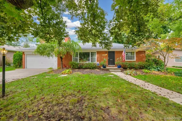 16950 Kinross Avenue, Beverly Hills Vlg, MI 48025