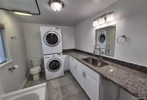 West Bloomfield Twp, MI 48324,7377 Cooley Lake Road