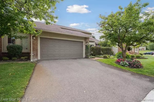West Bloomfield Twp, MI 48322,5611 Hillcrest Circle W 12 50