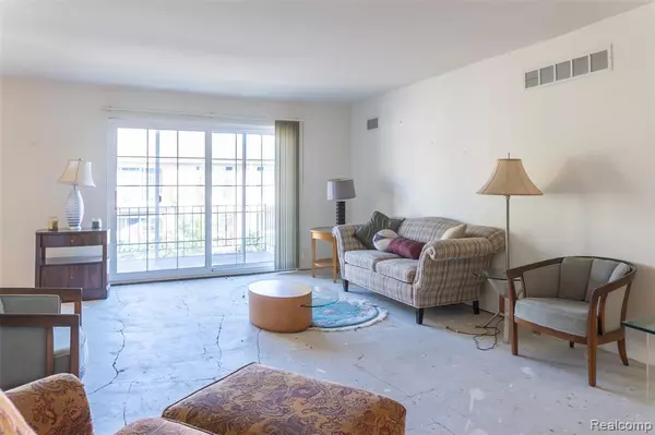West Bloomfield Twp, MI 48322,6145 Orchard Lake Road 204