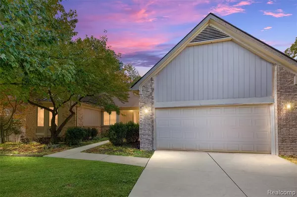 3120 Point Of The Woods Drive, West Bloomfield Twp, MI 48324