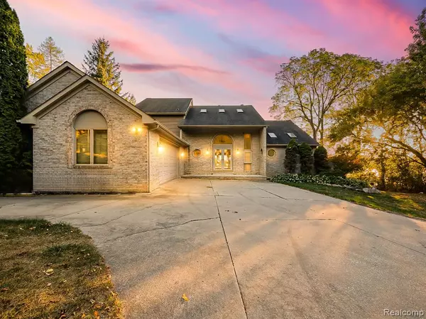 4437 Dora Lane, Lake Orion Vlg, MI 48359