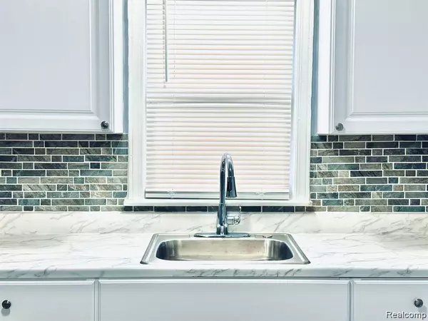 Mt. Clemens, MI 48043,184 DICKINSON Street