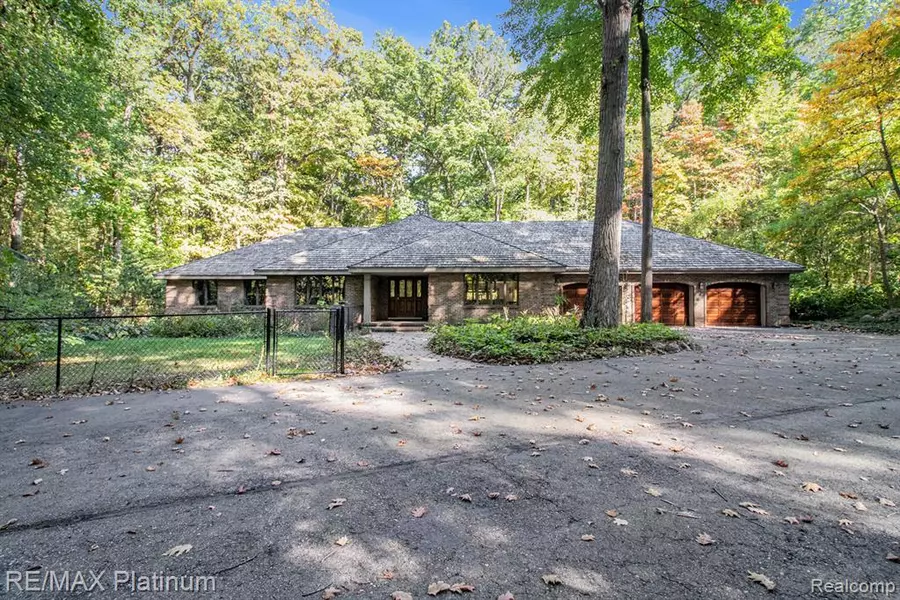 4352 Fenton Road, Hartland Twp, MI 48353
