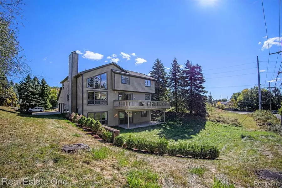 1083 N Livernois Road, Rochester Hills, MI 48306