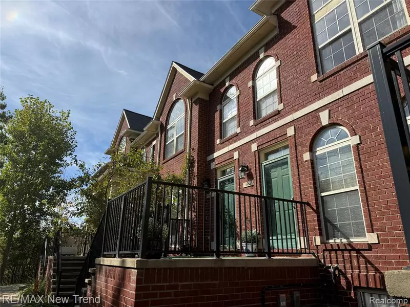 662 Village Lane, Milford Vlg, MI 48381