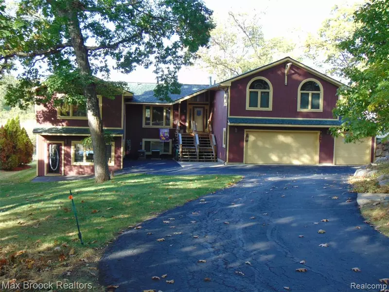 2745 Lari Court, West Bloomfield Twp, MI 48324