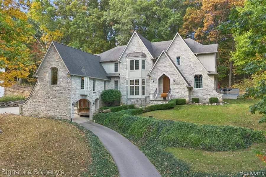 6705 COLLEGE Park, Springfield Twp, MI 48346