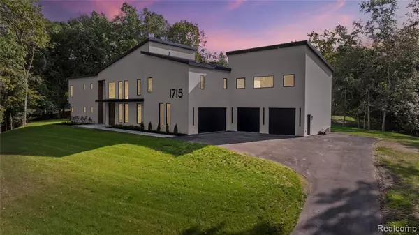 1715 Lone Pine Road, Bloomfield Hills, MI 48302