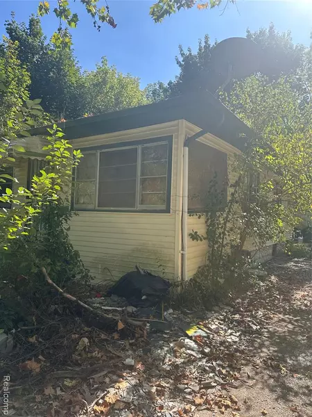 2001 Mackin Road, Flint, MI 48504