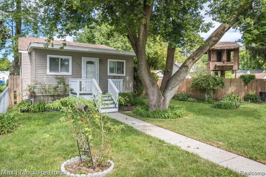 8229 Essex Avenue, Warren, MI 48089