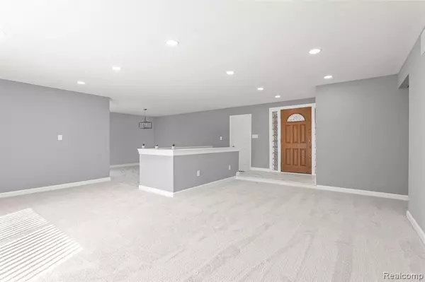 Novi, MI 48375,22511 DEERFIELD Road